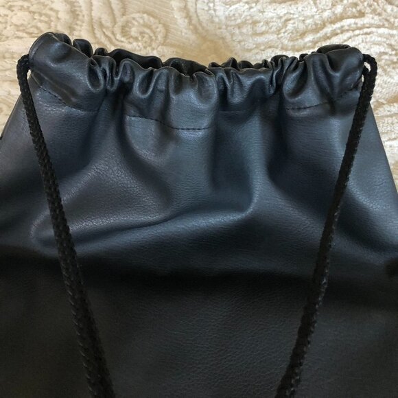 PAUL MITCHELL BLACK FAUX LEATHER SACK BACK - Picture 5 of 5